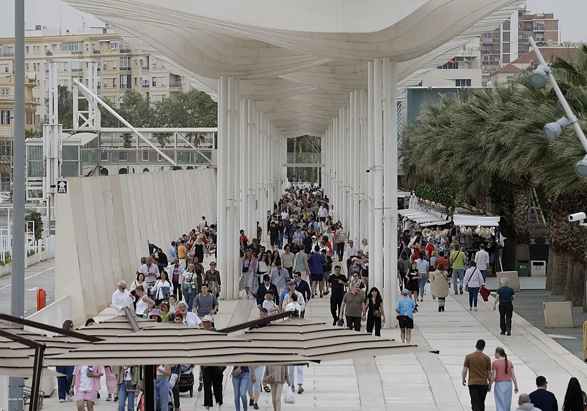 Málaga sigue entre las provincias que más población ganan y supera ya los 1,8 millones de habitantes