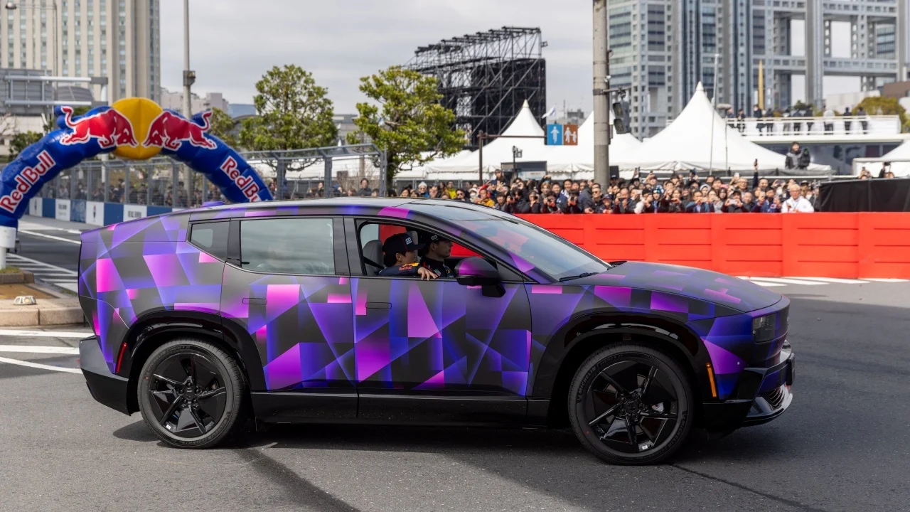 Dos motoristas de la F1 se están dejando miles de millones con sus coches eléctricos y el contraste duele