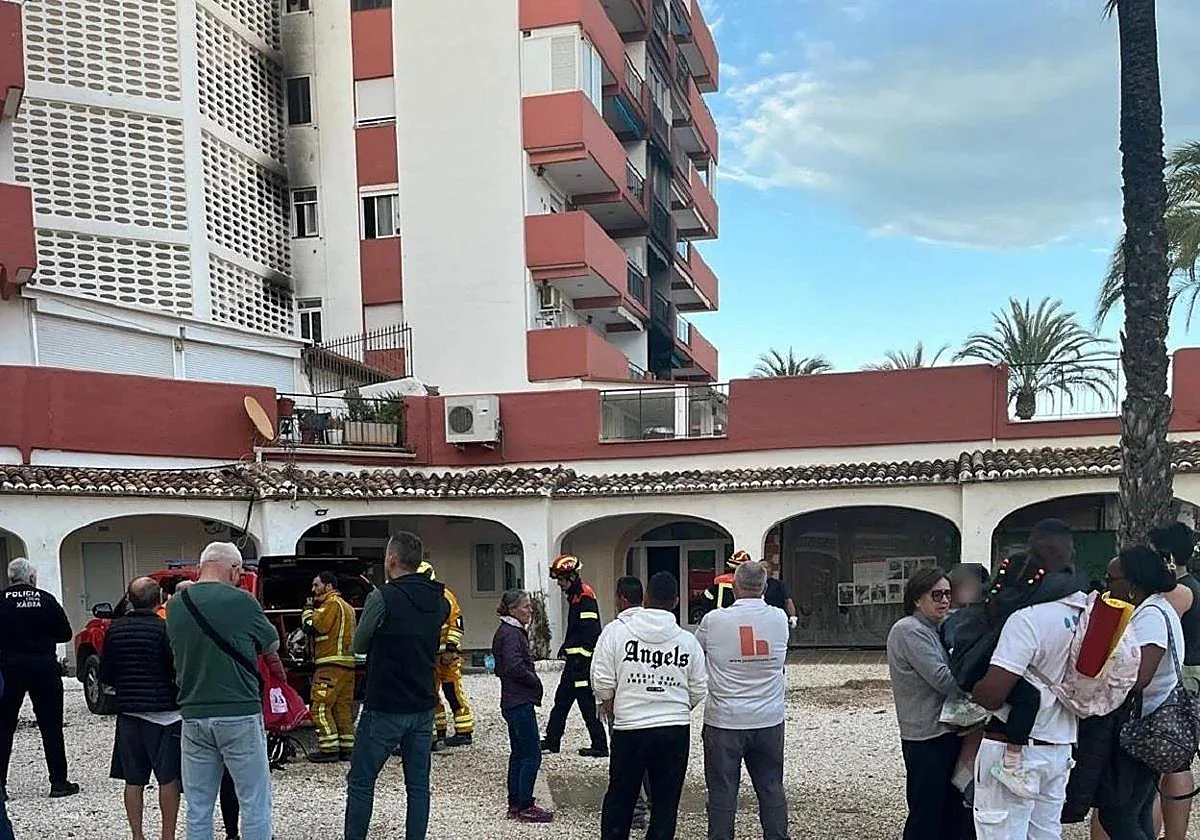 Dos personas fallecidas y una herida grave en el incendio de un piso en Jávea