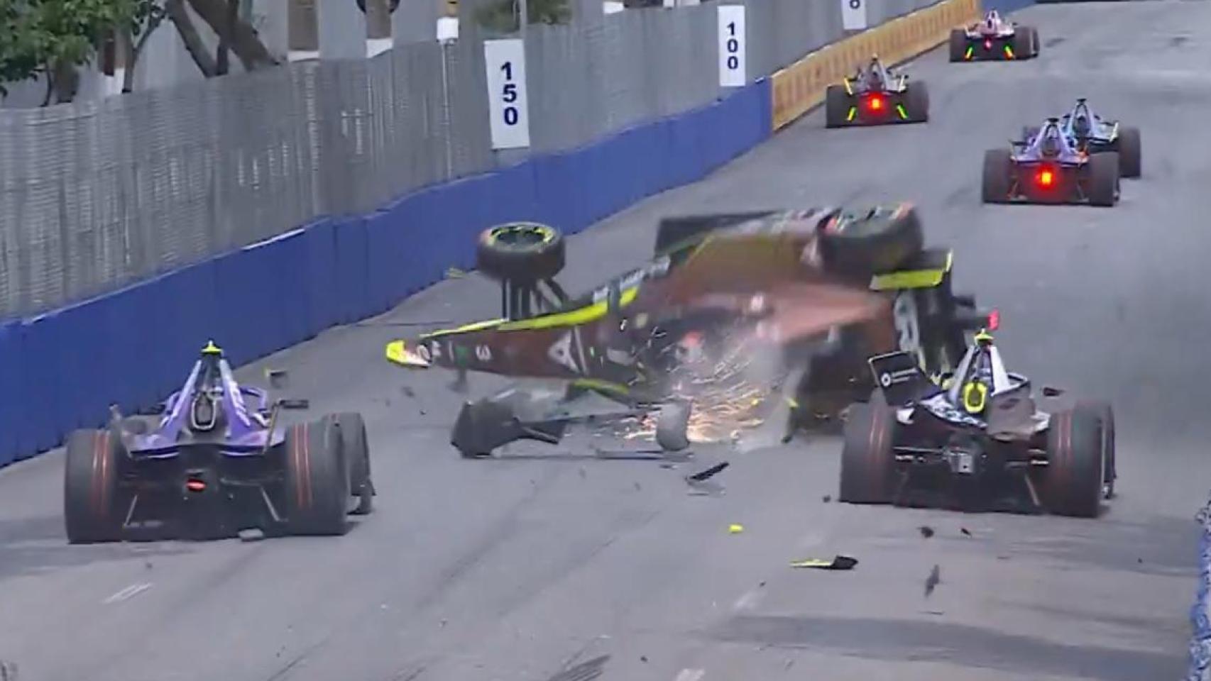 El debut de Pepe Martí en la Fórmula E pudo acabar en tragedia tras embestir a dos rivales en un gran accidente