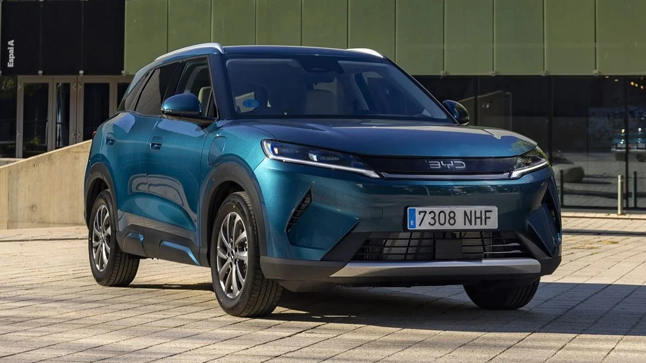 BYD se frota las manos en Europa: el Atto 2 DM-i aprovecha el “regalo” de Jeep y Renault para intentar arrasar