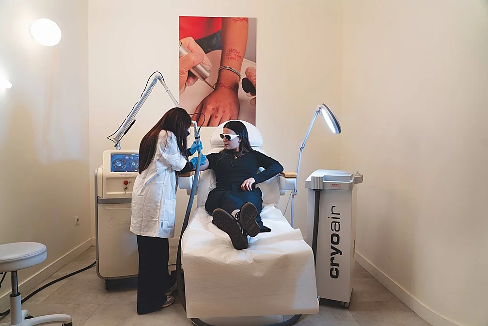 Los millennial se quitan los tatuajes: pero nunca se borran del todo...