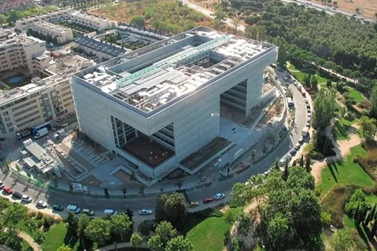 Santander estudia alquilar parte de su sede en España