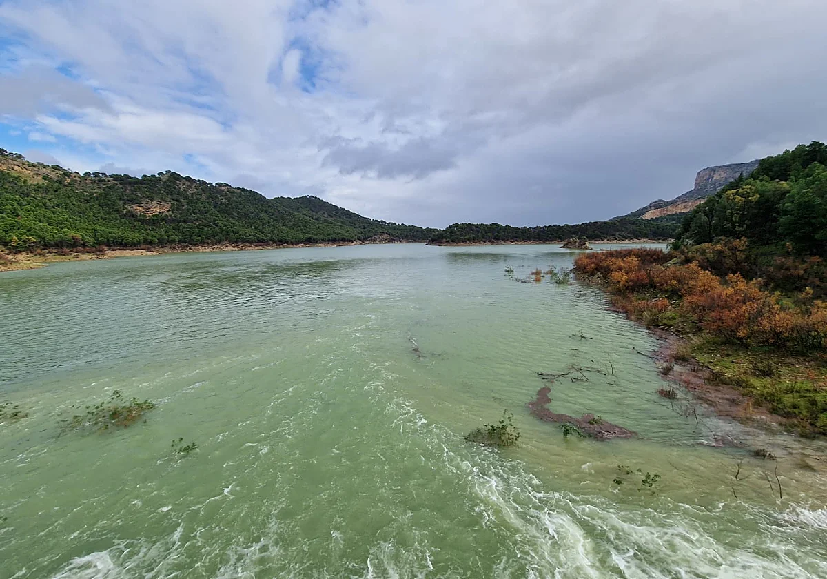 El Guadalhorce también llega a su límite y desembalsa tras el tren de borrascas: sólo La Viñuela se libra de soltar agua