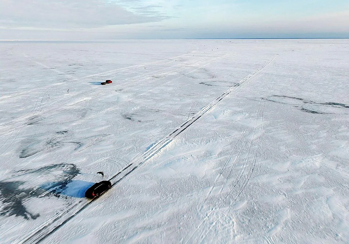 Las bajas temperaturas permiten conducir sobre un mar Báltico congelado