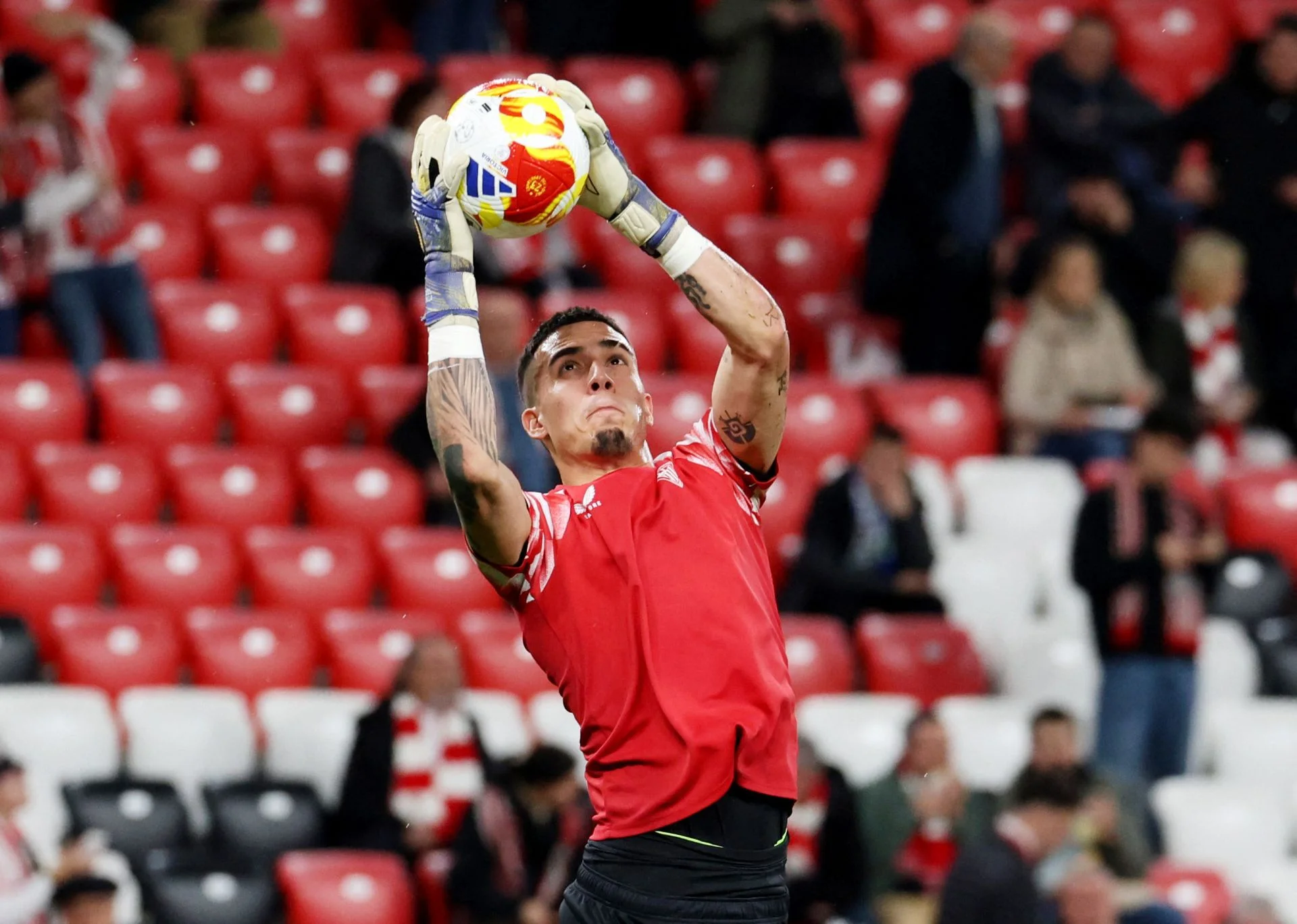 La FIFA impide al Athletic inscribir jugadores hasta 2028 por desavenencias en la cesión de Padilla