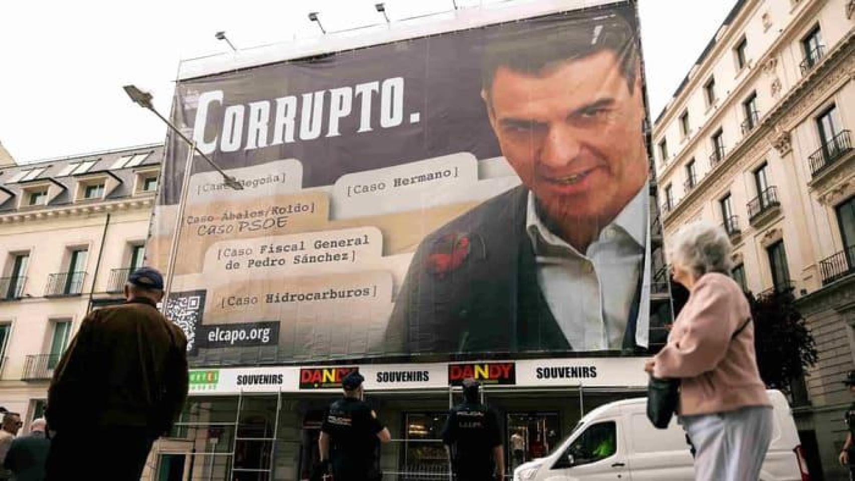 La juez desoye a Sánchez y no ve delito en la lona colgada por Hazte Oír frente al Congreso que le llamaba "corrupto"