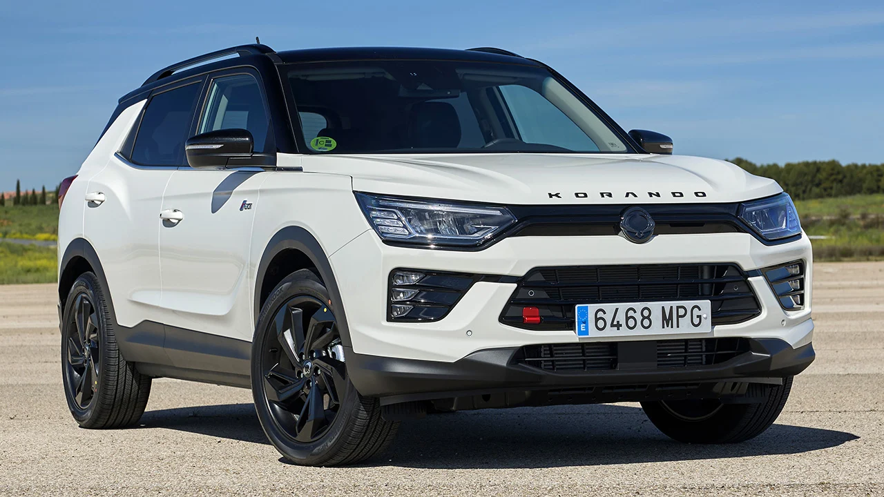 El KGM Korando baja 8.200 € y se queda a precio de MG ZS pero con mejor motor y 551 litros de maletero