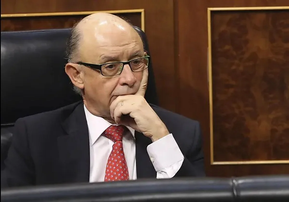 Hacienda sospecha que el despacho fundado por Montoro fragmentó pagos para ocultar mordidas por las 'leyes a la carta'