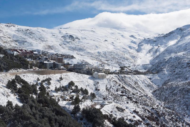 La estación de Sierra Nevada, cerrada por el corte de la carretera de acceso
