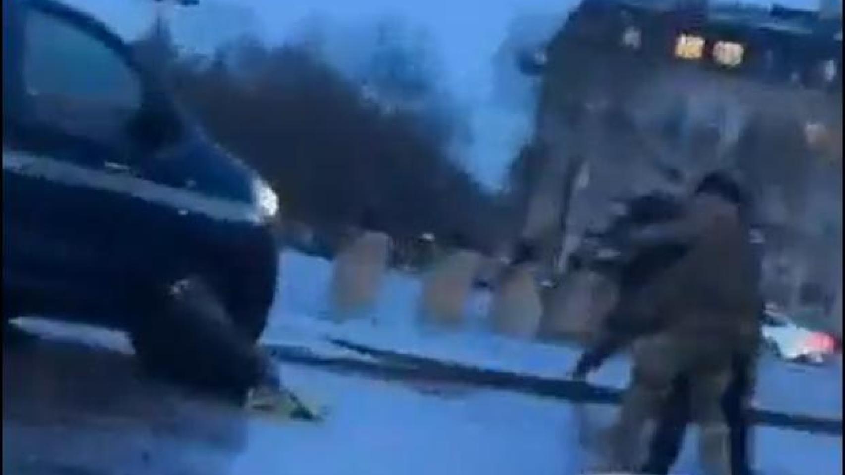 La policía francesa abate en el Arco del Triunfo a un hombre que intentó atacar con un cuchillo a los gendarmes