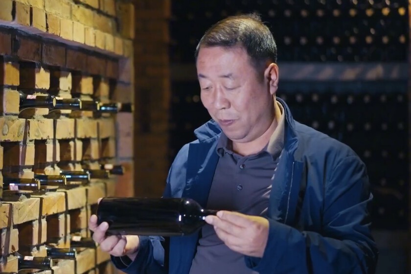 Uno de los mayores críticos de vino es francés y ha ido de gira por China. No tiene buenas noticias para el vino francés