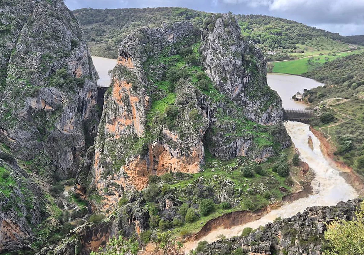 El desembalse de la presa de Montejaque pone fin al exilio de 181 vecinos: así funcionó su sistema centenario