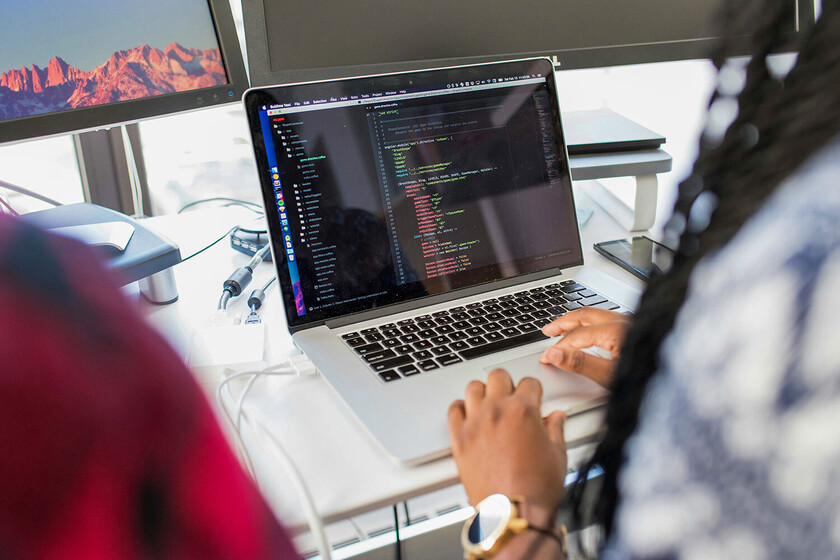 Pensábamos que la IA nos iba a quitar el puesto. La realidad es que nos está haciendo trabajar más y descansar menos