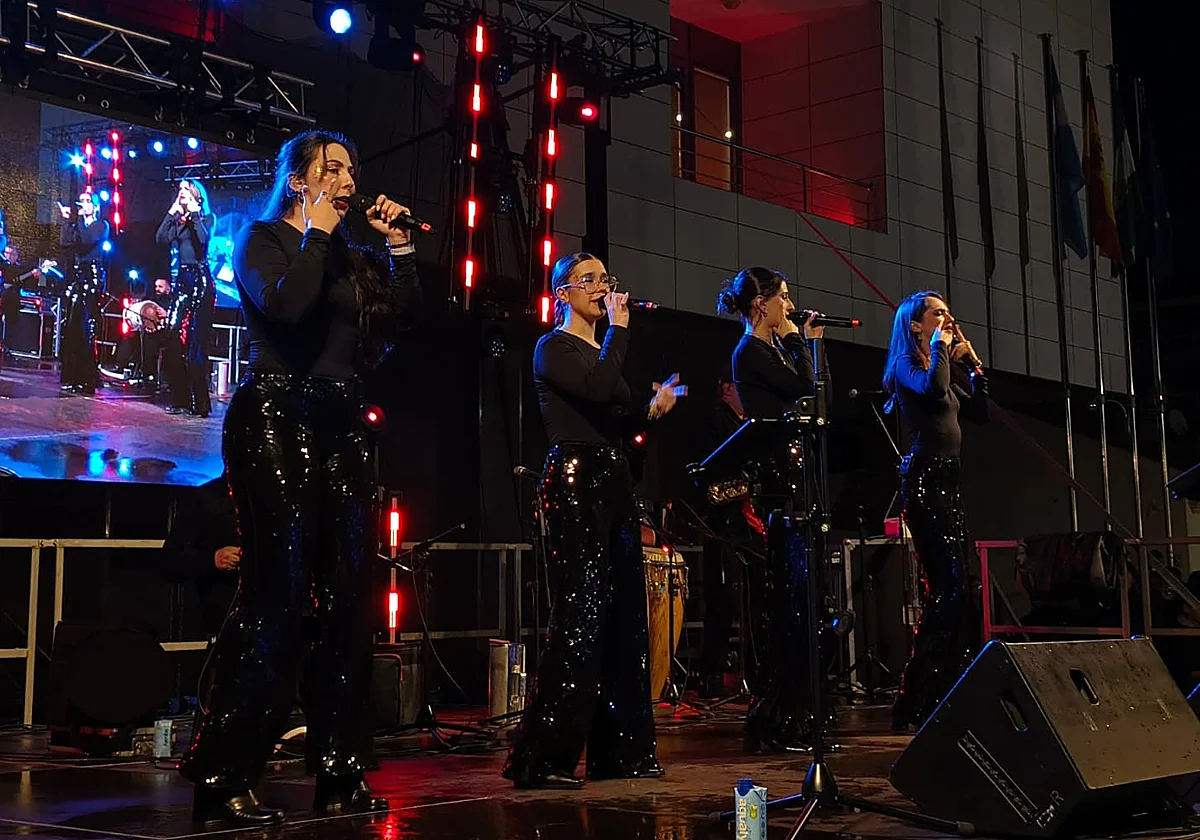 El fenómeno viral de 'Nueva Línea' desborda Fuengirola al ritmo de 'Un beso'