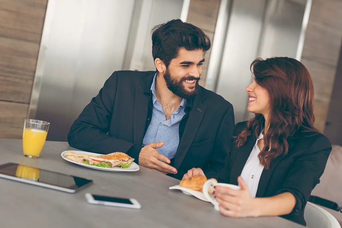 Los trabajadores que han mantenido relaciones sentimentales en su empleo escalan al 23%