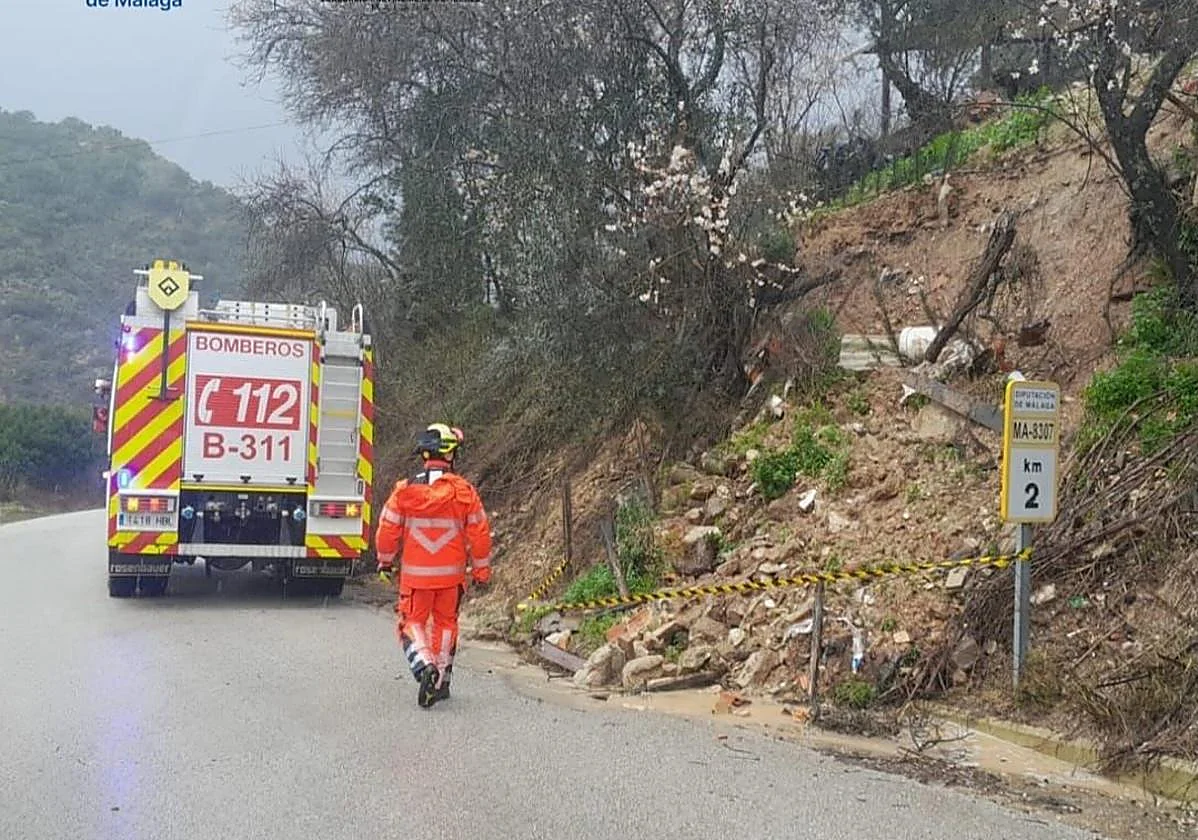 Estas son las doce carreteras cortadas por el viento en la provincia de Málaga este sábado