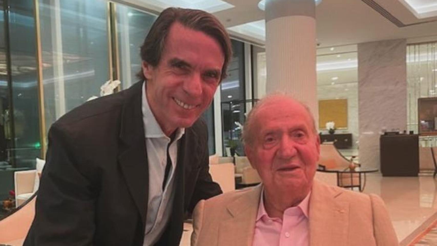 Aznar se fotografía con Juan Carlos y reconoce su papel histórico: "El Rey de las libertades y la democracia"