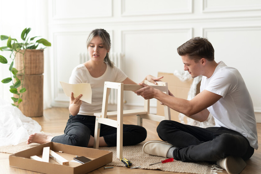 Adiós cenita romántica, hola montar muebles de Ikea: las "citas de tareas" son la nueva forma de filtrar a tu futura pareja