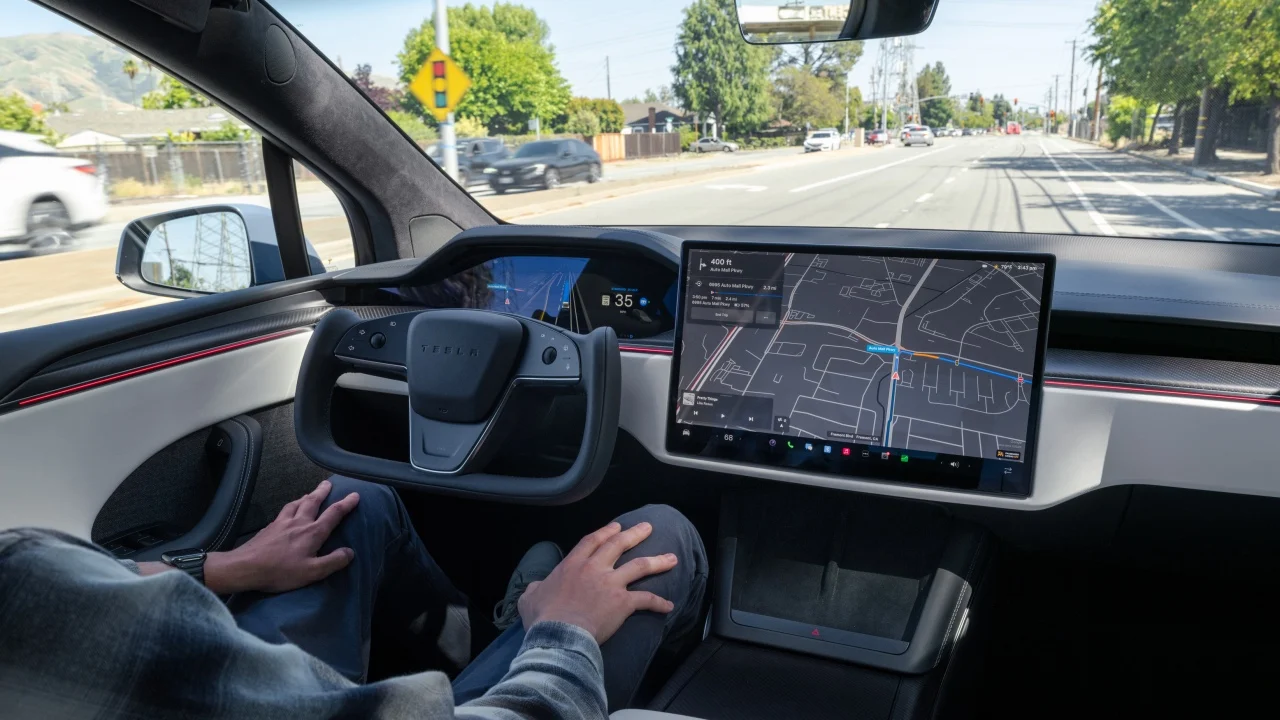 China prohibirá otra tendencia polémica de Tesla: adiós a una moda que consideran peligrosa para los conductores