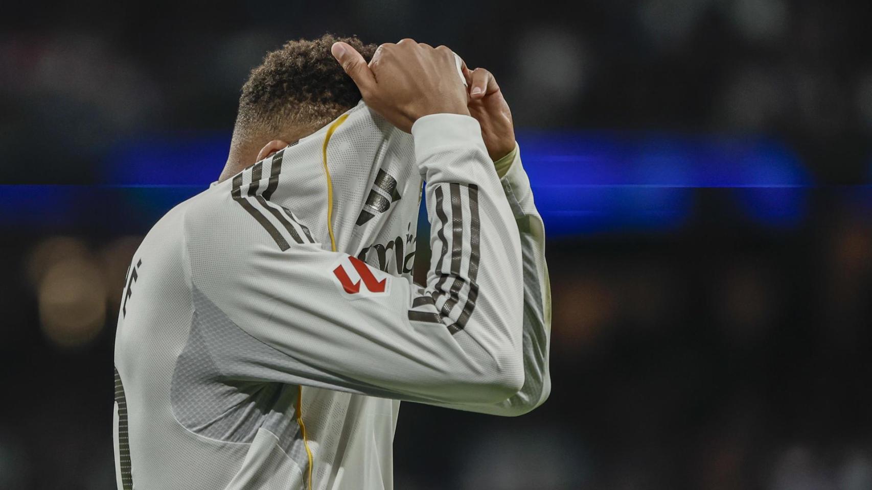 El Real Madrid se desquicia y se descuelga de La Liga: el Celta asalta el Bernabéu y los de Xabi acaban con nueve