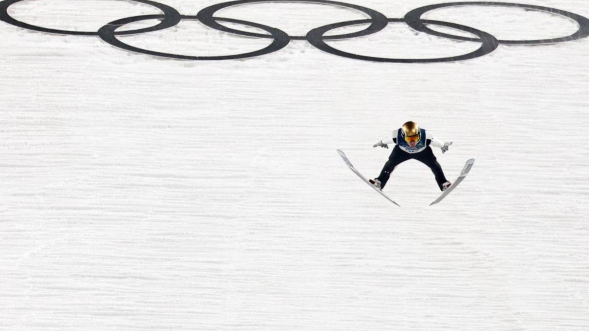 Eslovenia encumbra a otro gigante del deporte: Domen Prevc