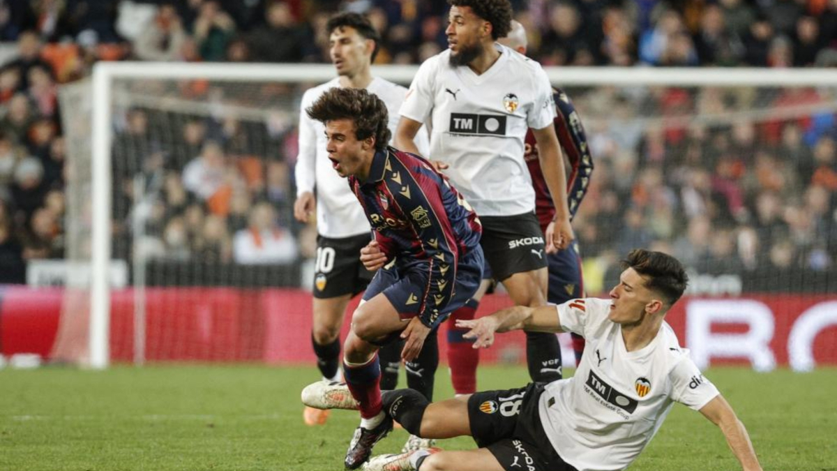 El derbi de Valencia más 'hundido' de la historia, en detalles: juega el 17º contra el 19º