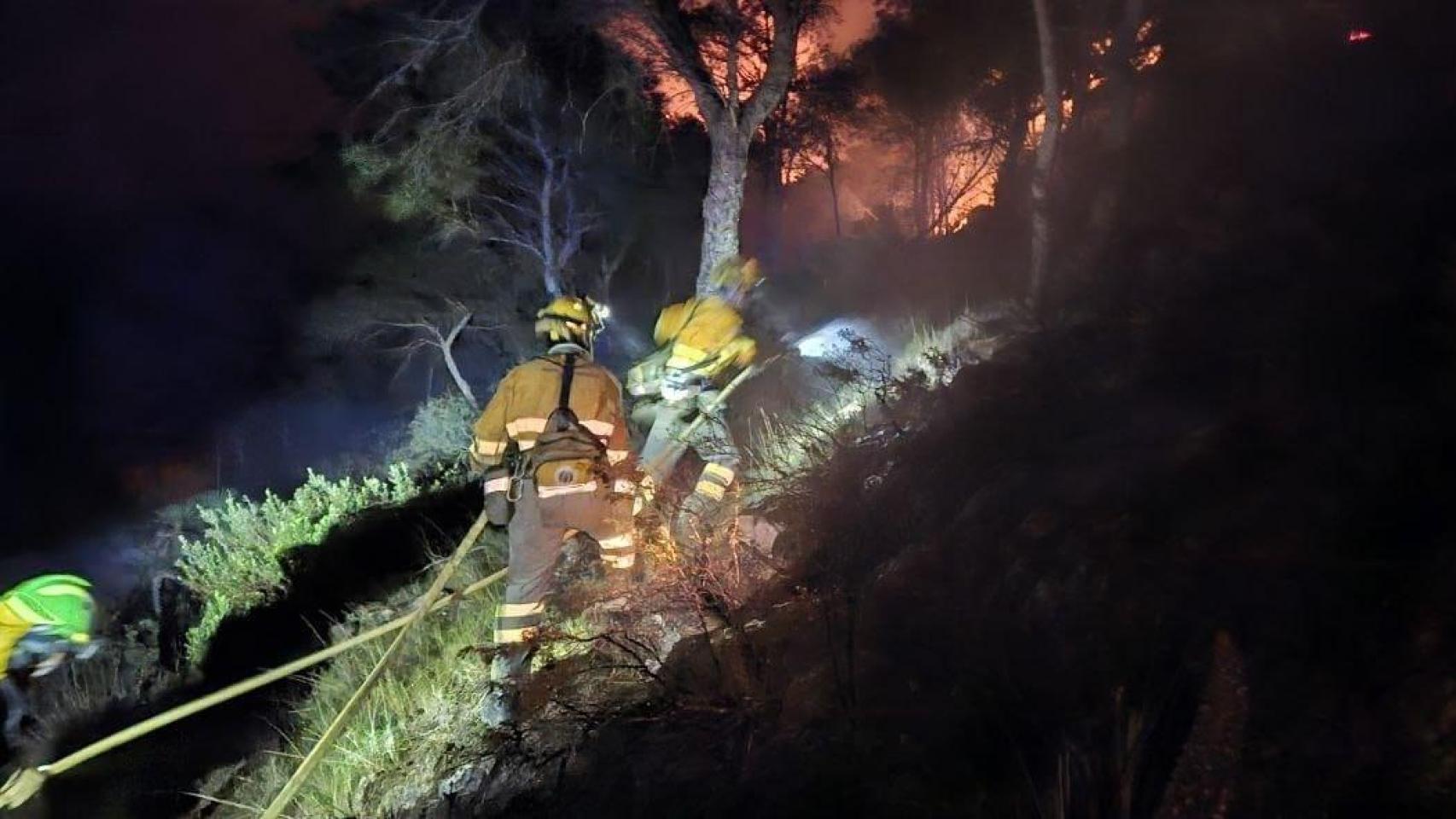Declarado un incendio forestal en Cabo Tiñoso (Cartagena): decenas de desalojados y dos senderistas rescatados
