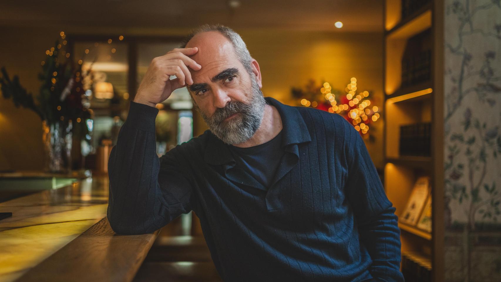 Luis Tosar: "Al final, lo único de lo que hablamos los hombres es de fútbol y de darnos de hostias. Mira Trump y Maduro, cada uno con su gorra hablando de dar hostias"