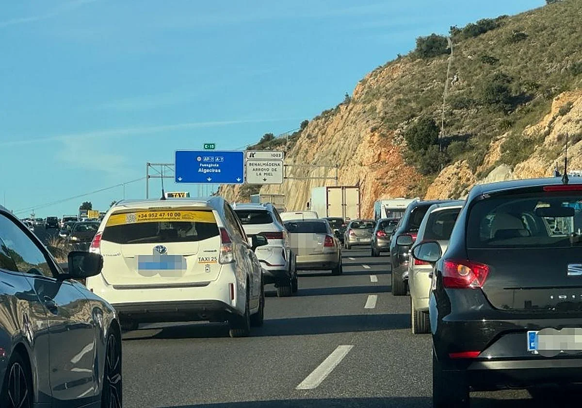 Aparatoso accidente en Benalmádena: la caída del techo de un camión sobre un turismo deja atascos kilométricos en la A-7