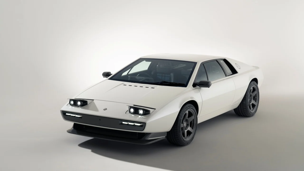 Vuelve el Lotus Esprit ligero y con estética retro tipo James Bond… pero con un giro enorme: no es realmente un Lotus