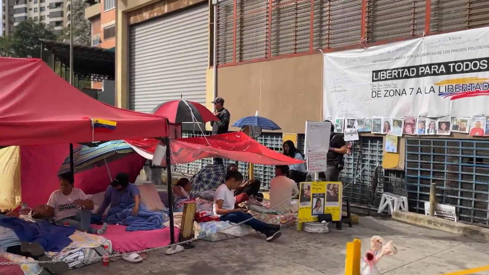 La amnistía de Delcy no llega en Venezuela: familiares en huelga de hambre mientras que los presos "son obligados a comer"