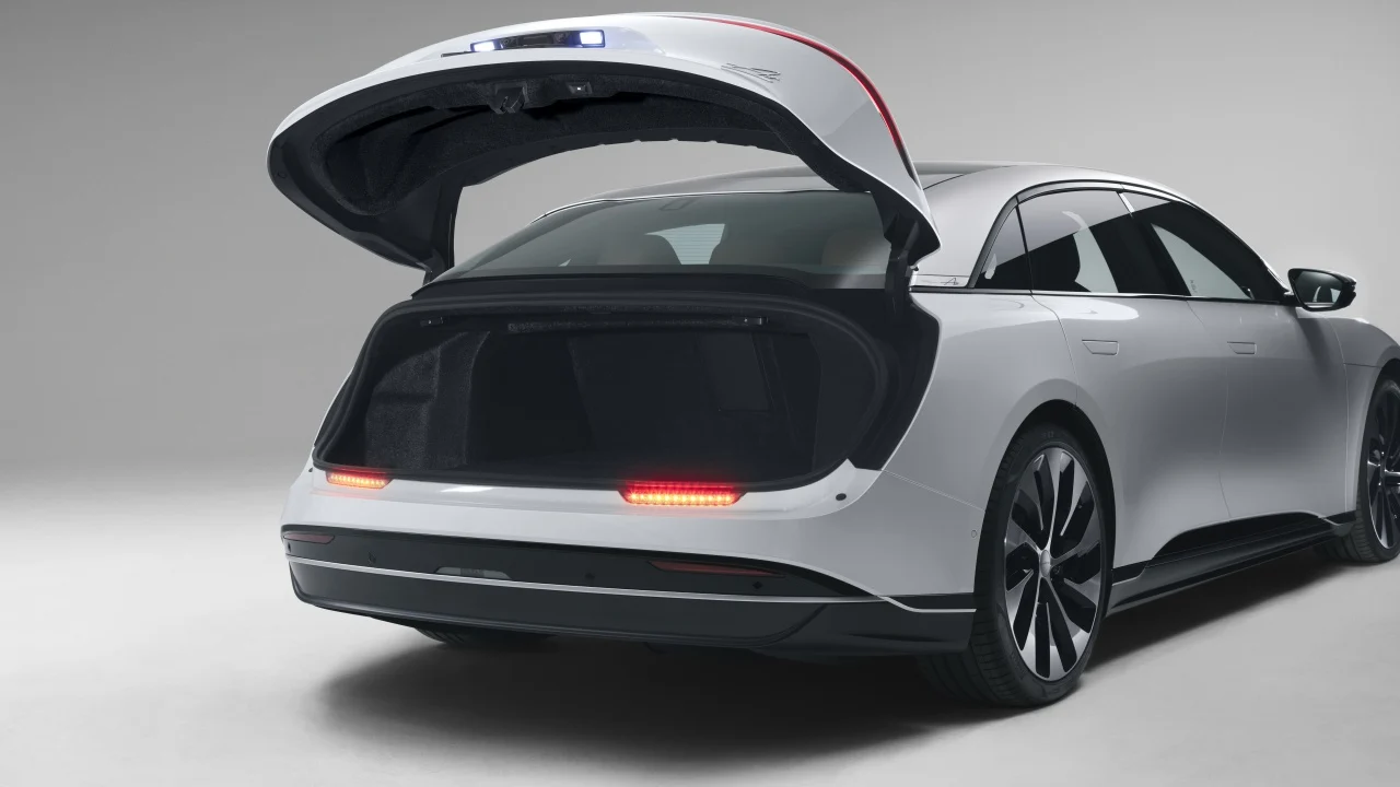 Derramar agua en el maletero de tu coche eléctrico puede acabar en casi 13.000 € de factura: este caso real lo demuestra