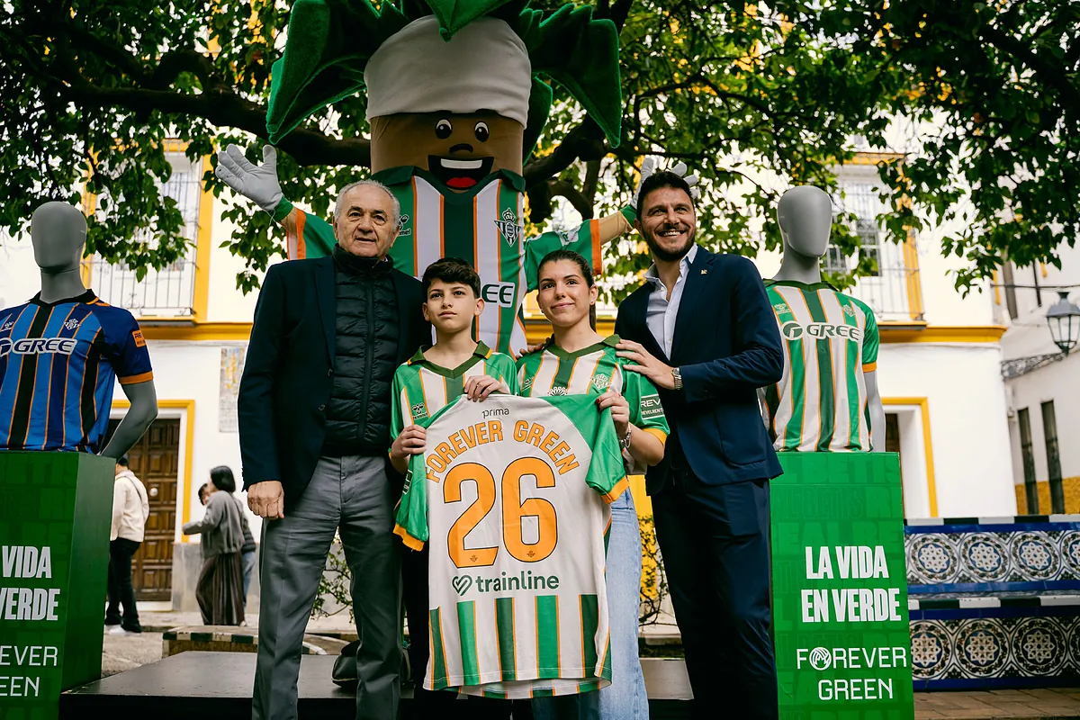 El Real Betis y Hummel presentan la primera camiseta fabricada con naranjas