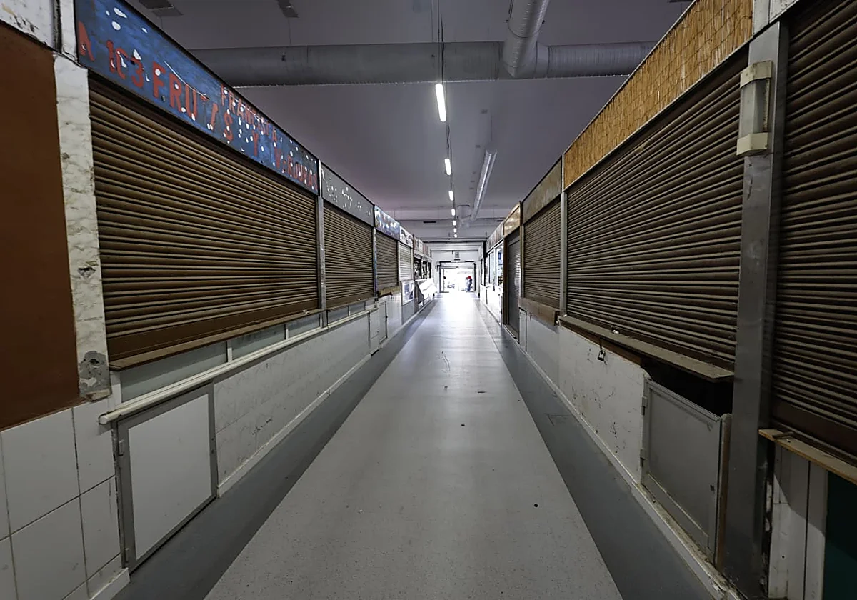 Los mercados de barrio de Málaga luchan contra las persianas bajadas