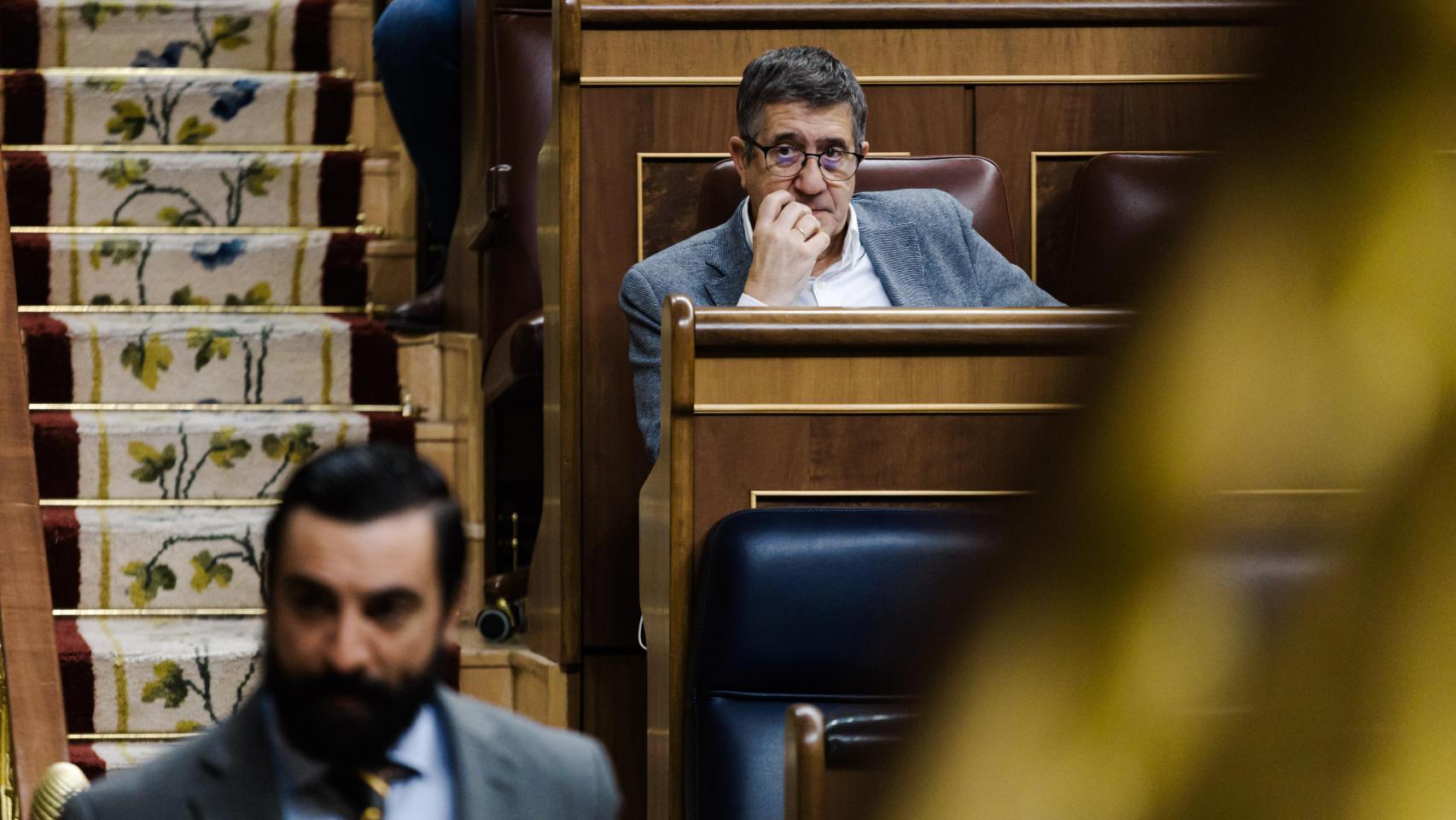 El silencio del portavoz en un Parlamento a gritos: a Patxi le roban las primarias... y enmudece