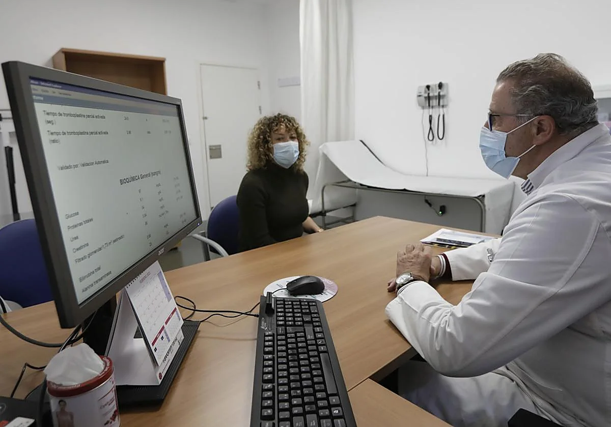 La mayoría de españoles confía en los médicos y científicos y rechaza a los 'influencers'