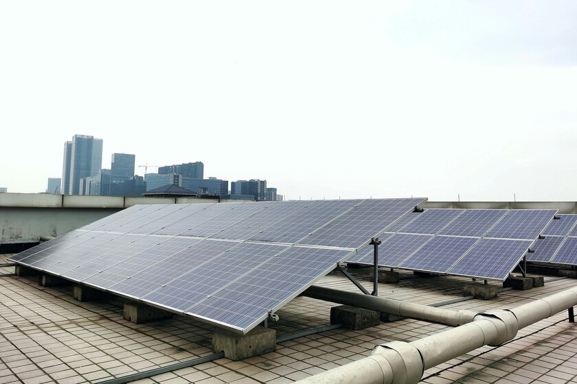 Acabamos de descubrir que el silicio tiene un cuello de botella invisible, y eso tiene un impacto directo en nuestros paneles solares