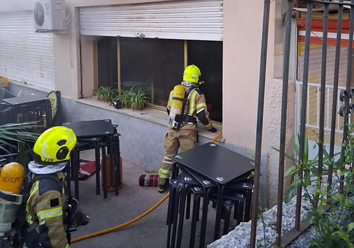 Bomberos intervienen en un incendio originado en un bar de Cruz del Humilladero