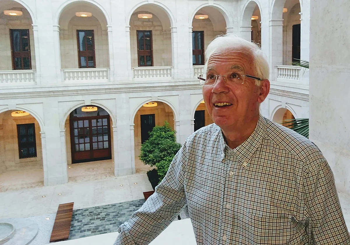 El profesor Cirilo Gutiérrez convierte sus 50 años en Málaga en un poemario: 'En la orilla'