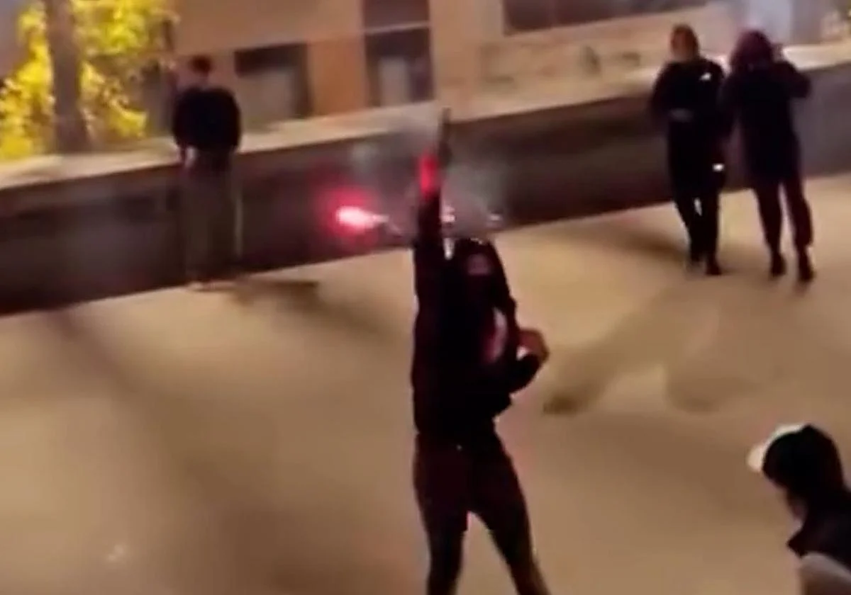 Una pistola, un machete, menores y pirotecnia en el centro de Málaga: así fue el videoclip del rapero al que seguía la Policía