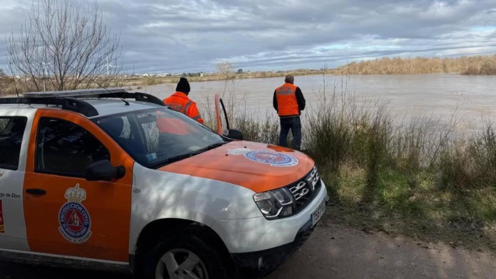 Los agricultores reclaman 140 hectáreas al seguro por la crecida del Ebro y rezan para que aguanten las motas