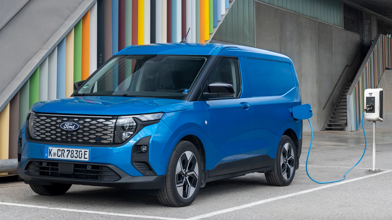 Ford amplía su ventaja en la venta de furgonetas en Europa con una E-Transit Courier más capaz y conectada