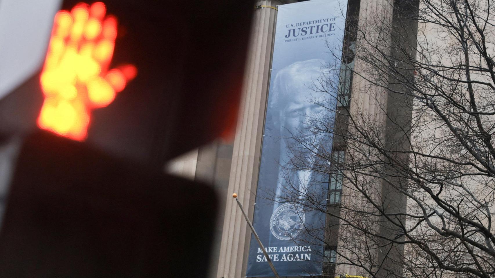 Trump pone una gran pancarta con su cara en el Departamento de Justicia de EEUU: 'Hagamos que América vuelva a ser segura'