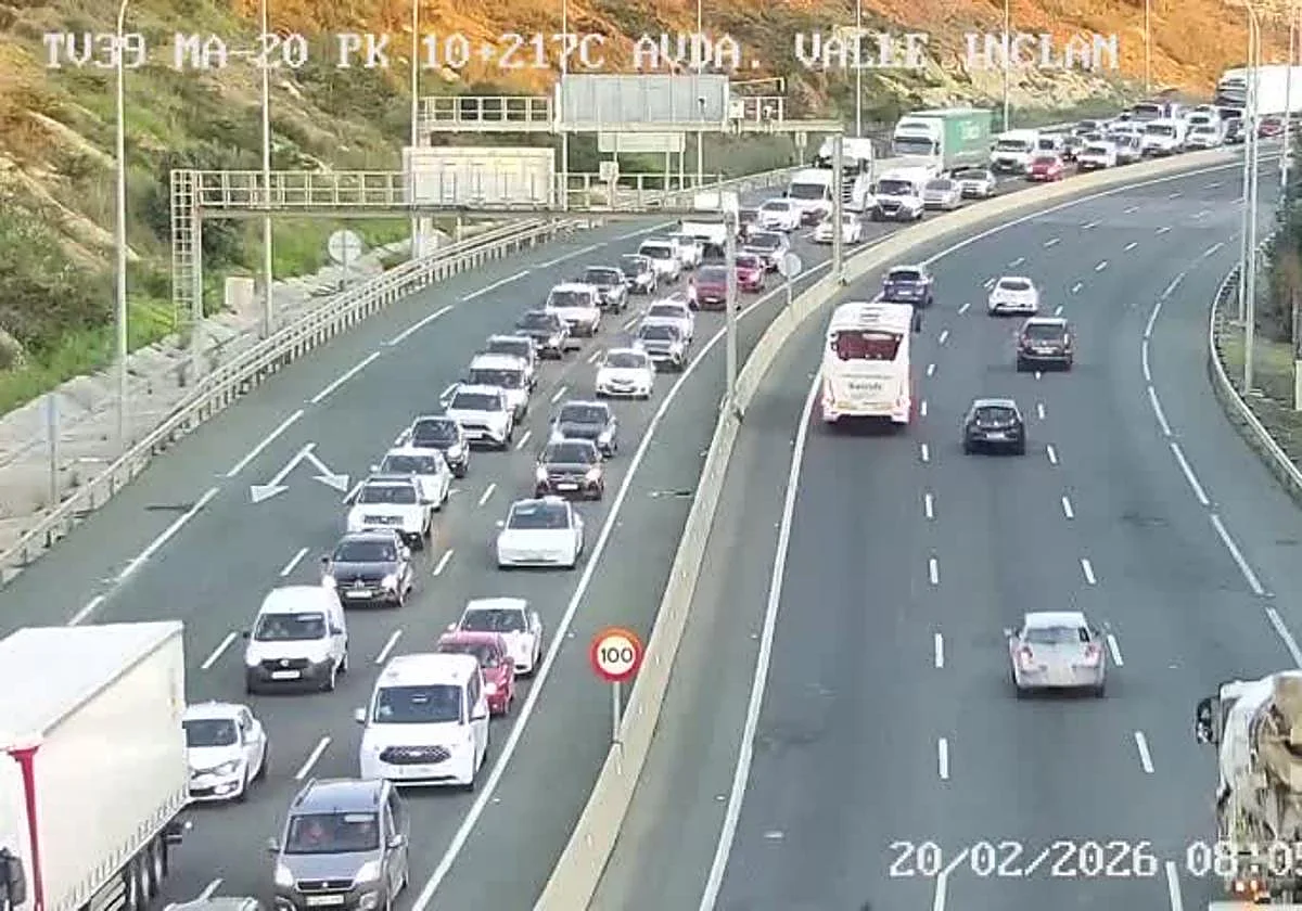 La colisión entre un turismo y un camión deja cinco kilómetros de atascos en la MA-20 en Málaga