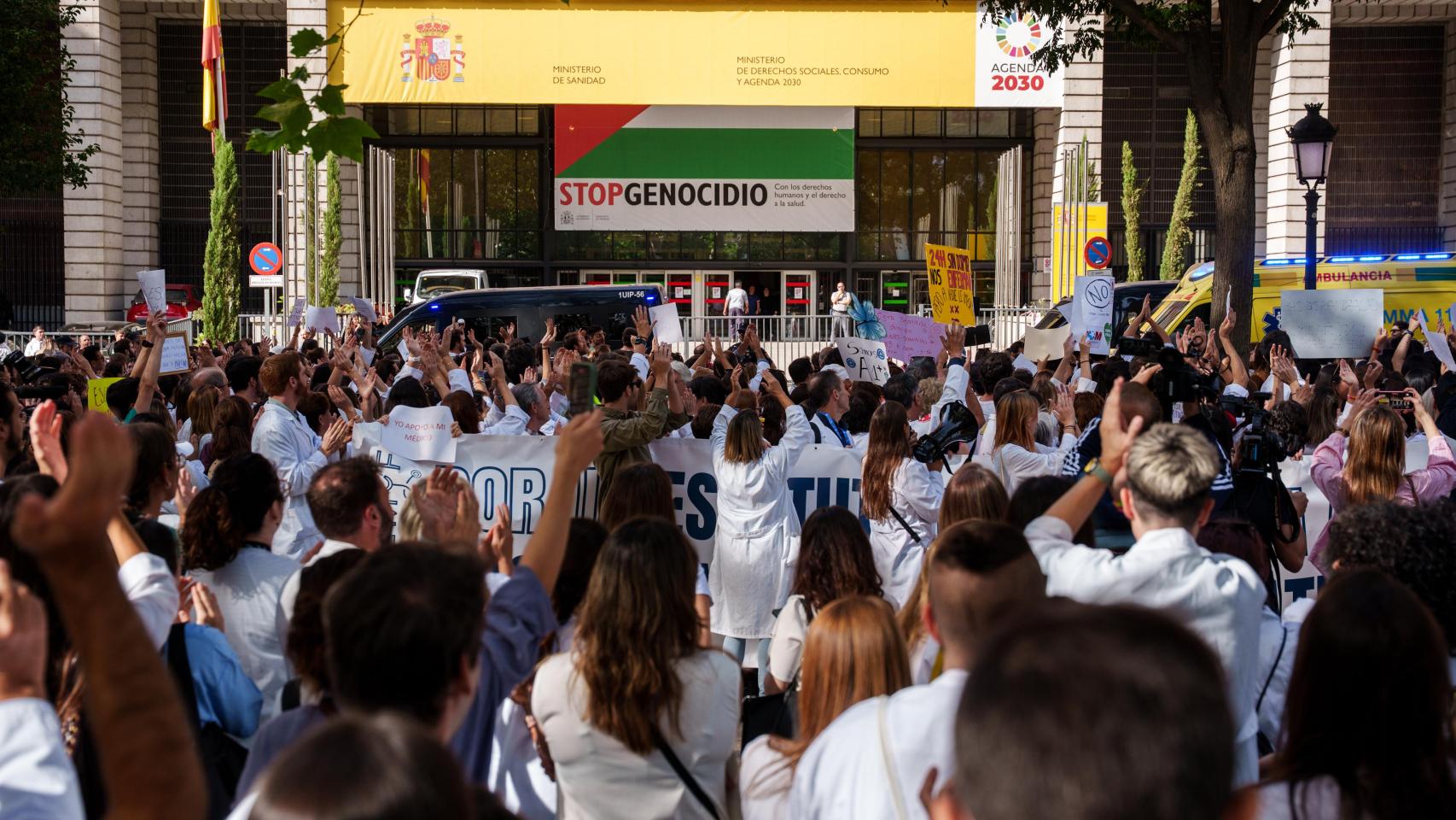 Los médicos, a la huelga contra Mónica García por incluirles en el mismo Estatuto de técnicos, enfermeras y celadores