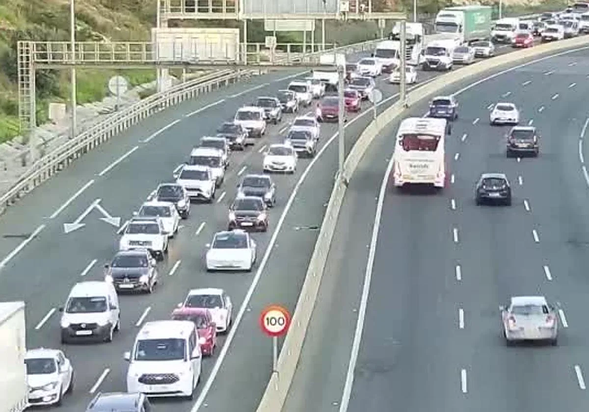 Мalaga traffic: MA-20 collision between car and lorry causes five-kilometre tailback