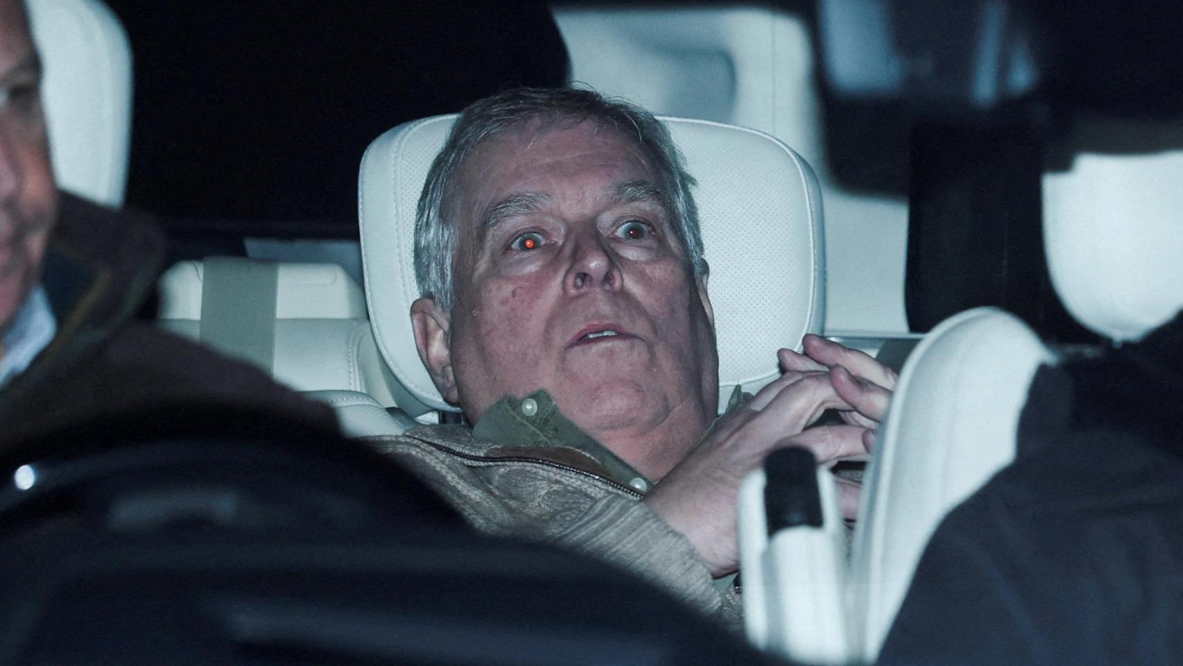 Las 11 horas del expríncipe Andrés en el calabozo como "un delincuente común": muestra de saliva y celda con cama y retrete