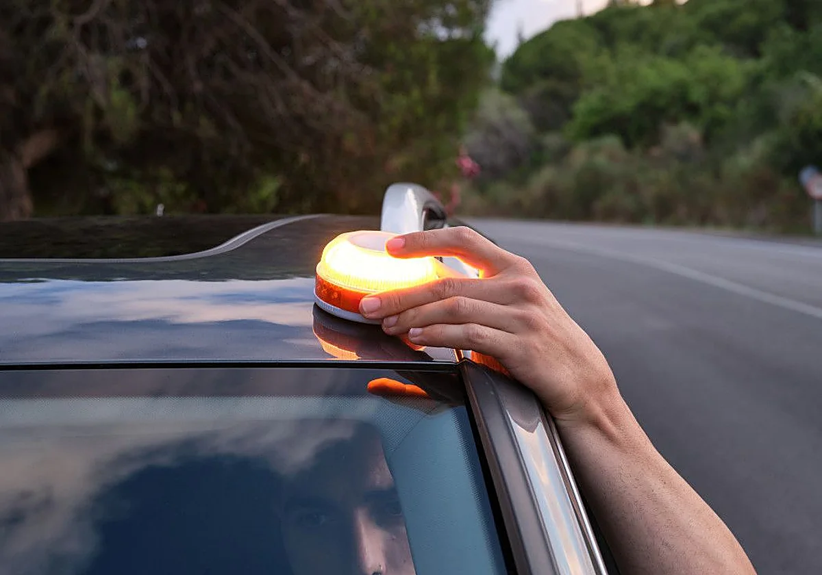 Expertos y Bruselas cuestionan la baliza V16: entre la ineficacia y el vacío legal