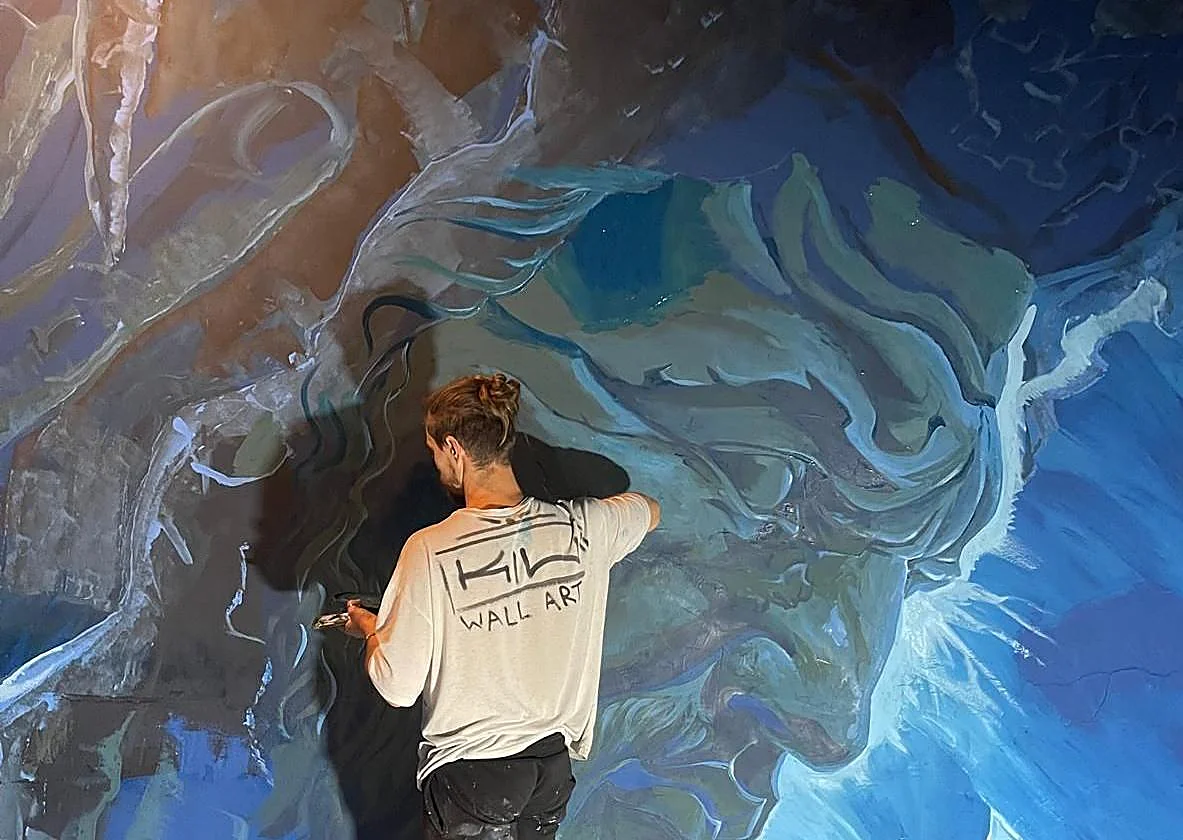 The 'KIWI' who has painted an aquarium